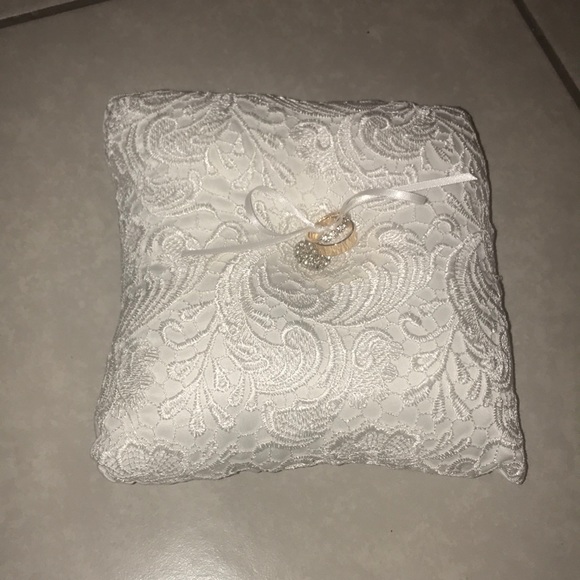 Ring Bearer Pillow with removable wedding bands - Picture 1 of 6